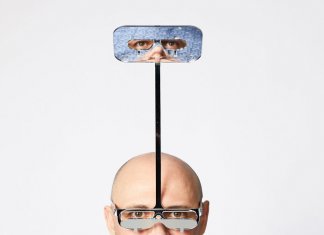 Homem inventa óculos que permitem que pessoas pequenas consigam enxergam o mundo como as pessoas altas