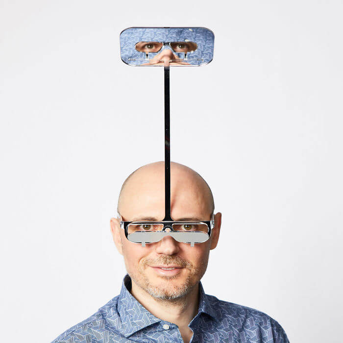 Homem inventa óculos que permitem que pessoas pequenas consigam enxergam o mundo como as pessoas altas