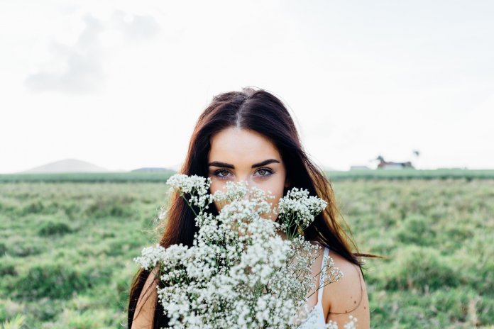 young-woman-1149643_1920