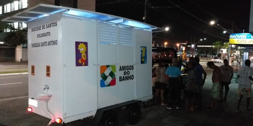 Carreta leva banho quente, roupa e comida a quem passa frio nas ruas