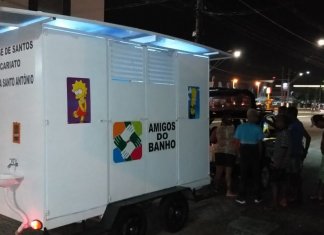 Carreta leva banho quente, roupa e comida a quem passa frio nas ruas