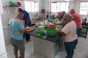 resilienciamag.com - Carreta leva banho quente, roupa e comida a quem passa frio nas ruas