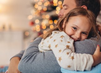 Abraçar, consolar e assistir não é estragar, é educar com amor