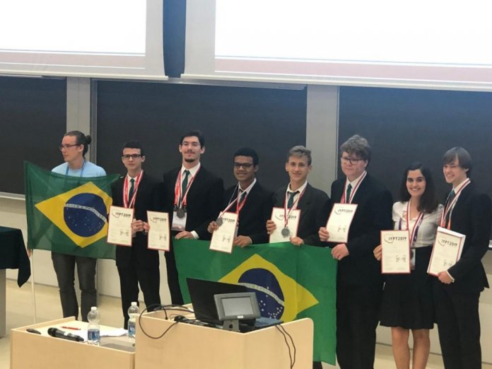 alunos-brasileiros-sao-prata-no-mundial-de-fisica-na-polonia