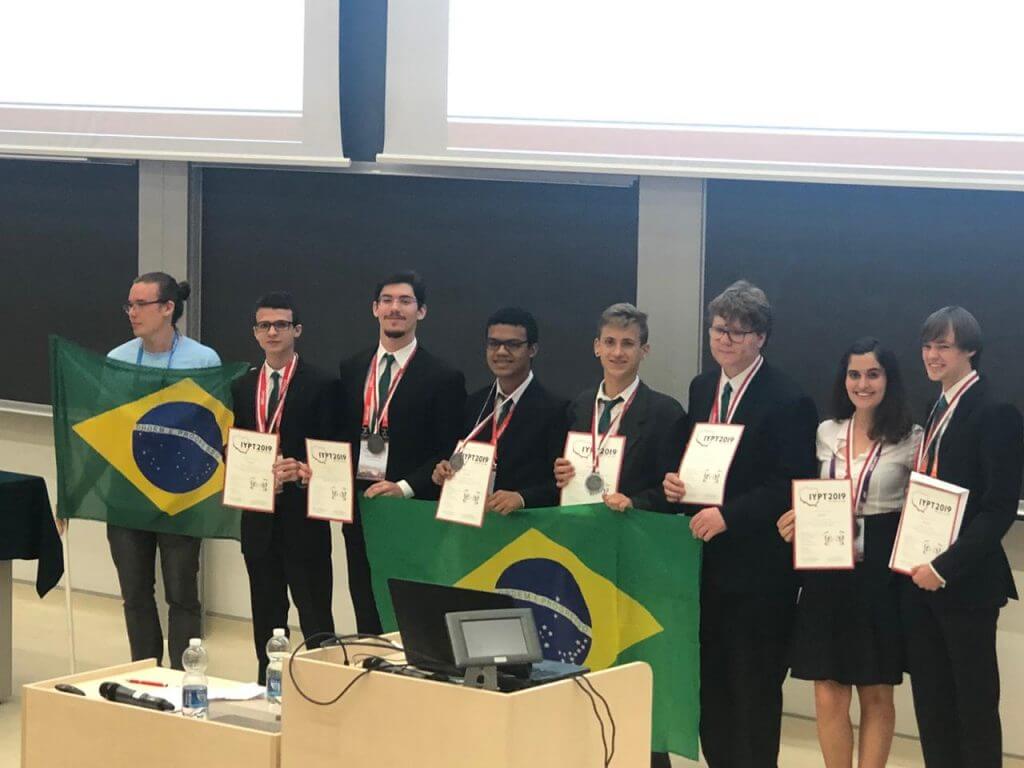 Alunos brasileiros são prata no mundial de física na Polônia