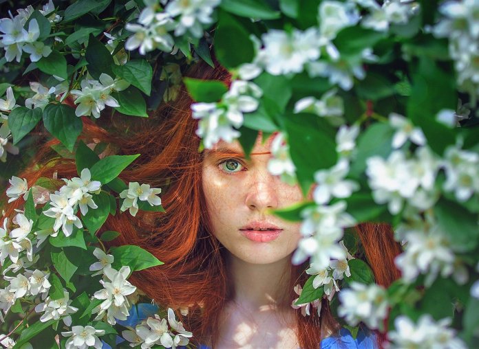 girl-2436545_1920