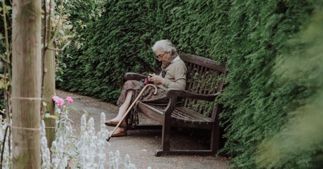 Viúva de 85 anos é expulsa do apartamento por compartilhar sua fé: ela se oferecia para orar pelas pessoas