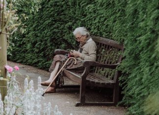 Viúva de 85 anos é expulsa do apartamento por compartilhar sua fé: ela se oferecia para orar pelas pessoas