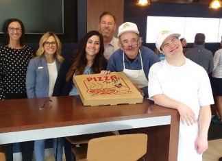 Pizzaria resolve contratar apenas trabalhadores com necessidades especiais, mas recebe criticas.