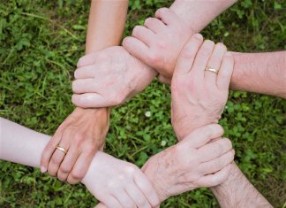 O sangue nos faz parentes, mas a lealdade nos torna uma família