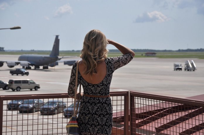 woman-watching-870352_1280
