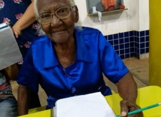 Idosa de 104 anos começa a estudar para ler a Bíblia