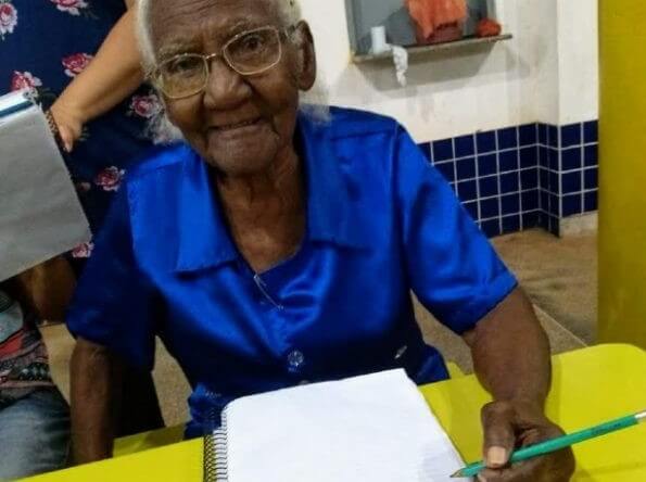 Idosa de 104 anos começa a estudar para ler a Bíblia
