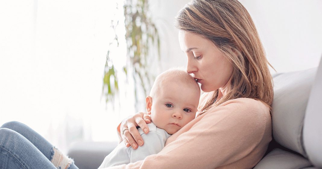 Abraços para um bebê são tão necessários quanto comer ou dormir.