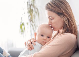 Abraços para um bebê são tão necessários quanto comer ou dormir.