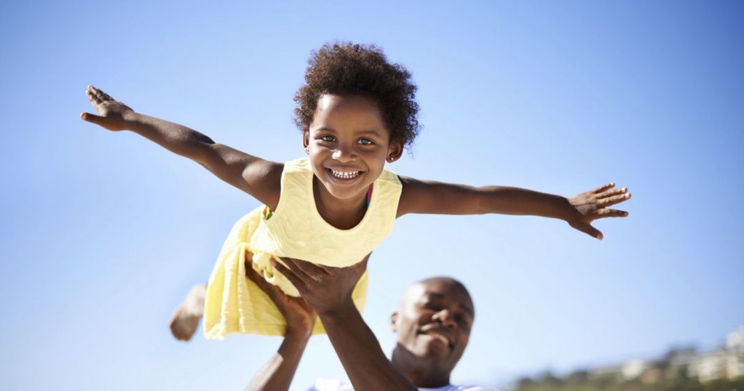 “Acordar é a melhor razão para ser feliz. Não importa a cor do céu. Quem faz o dia bonito é você. Sorria e Agradeça”!