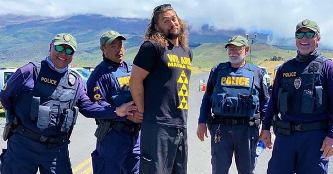 Jason Momoa, o Aquaman, é ‘detido’ em protesto contra construção em montanha sagrada no Havaí