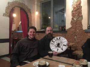 resilienciamag.com - Na Itália, você pode beber cerveja grátis enquanto os padres leem a Bíblia em um bar. Um brinde e amém!