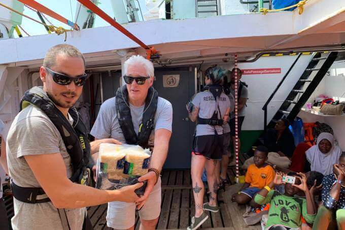 resilienciamag.com - Richard Gere leva alimentos a imigrantes retidos em navio no Mediterrâneo