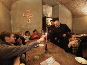 resilienciamag.com - Na Itália, você pode beber cerveja grátis enquanto os padres leem a Bíblia em um bar. Um brinde e amém!