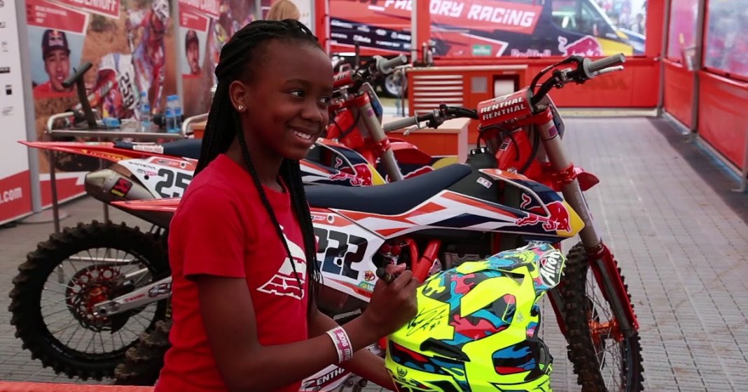 CAMPEÃ DE MOTOCROSS PAGA TAXAS ESCOLARES PARA 40 CRIANÇAS, E ELA TEM APENAS 14 ANOS!