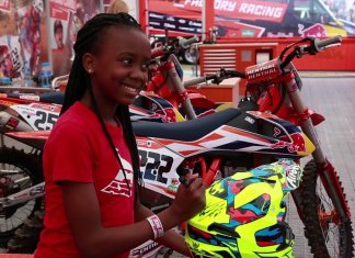 CAMPEÃ DE MOTOCROSS PAGA TAXAS ESCOLARES PARA 40 CRIANÇAS, E ELA TEM APENAS 14 ANOS!