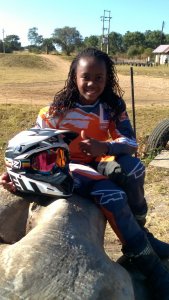 resilienciamag.com - CAMPEÃ DE MOTOCROSS PAGA TAXAS ESCOLARES PARA 40 CRIANÇAS, E ELA TEM APENAS 14 ANOS!