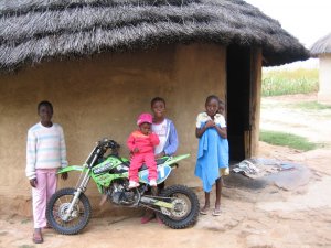 resilienciamag.com - CAMPEÃ DE MOTOCROSS PAGA TAXAS ESCOLARES PARA 40 CRIANÇAS, E ELA TEM APENAS 14 ANOS!