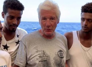 Richard Gere leva alimentos a imigrantes retidos em navio no Mediterrâneo