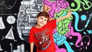 resilienciamag.com - Criança diagnosticada prematuramente com autismo e dificuldade de comunicação, hoje fala 9 idiomas