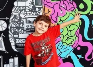 Criança diagnosticada prematuramente com autismo e dificuldade de comunicação, hoje fala 9 idiomas