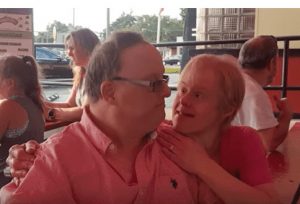 resilienciamag.com - Casal com Síndrome de Down comemora 26 anos de casados!
