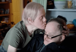 resilienciamag.com - Casal com S&iacute;ndrome de Down comemora 26 anos de casados!