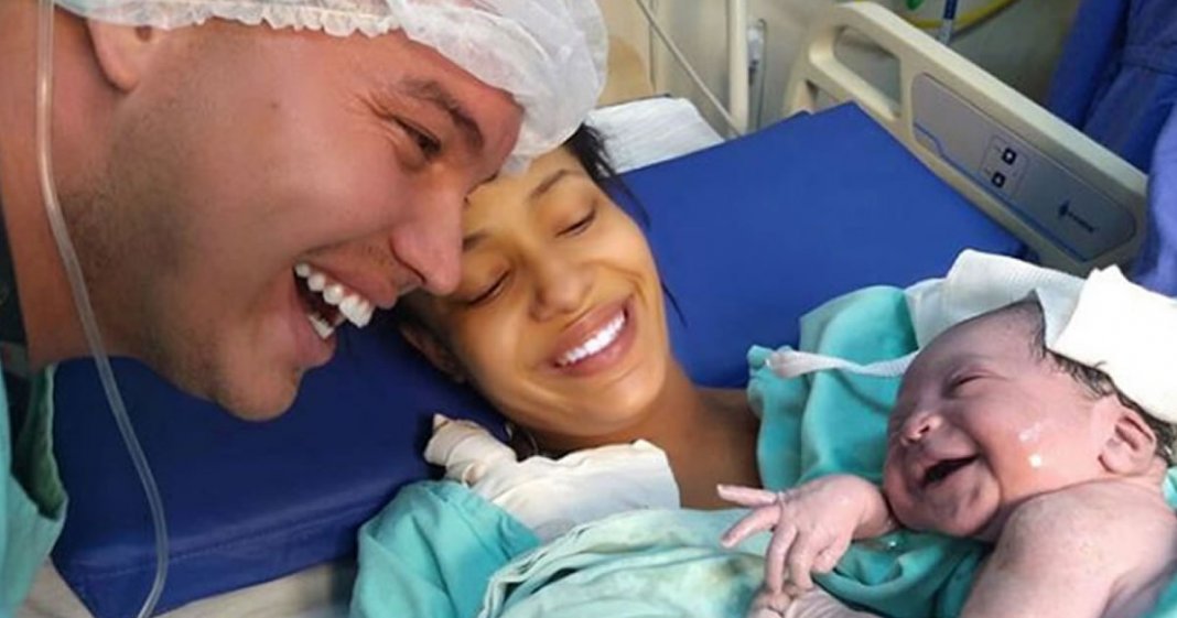 Recém nascida sorri para pai após o parto e foto viraliza: Ela reconheceu a minha voz!