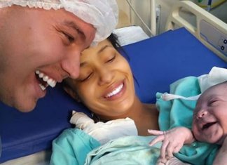 Recém nascida sorri para pai após o parto e foto viraliza: Ela reconheceu a minha voz!