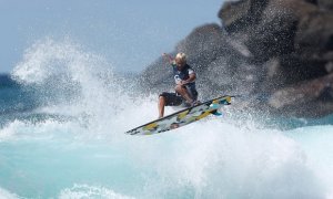 resilienciamag.com - Brasileiro chega atrasado, surfa de jeans e vence bateria em torneio que dá vaga em Olimpíada