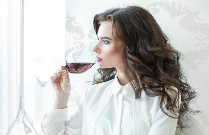 15-Mulher-beber-vinho
