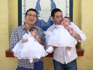 resilienciamag.com - Casal adota bebê com HIV que foi previamente rejeitado por 10 famílias