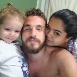 resilienciamag.com - Ele decidiu assumir a paternidade da filha da amiga de sua noiva e disse: “ela me escolheu como seu pai”