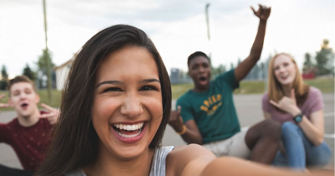 Adolescentes que não namoram: socialmente atrasados ​​ou extremamente bem resolvidos?