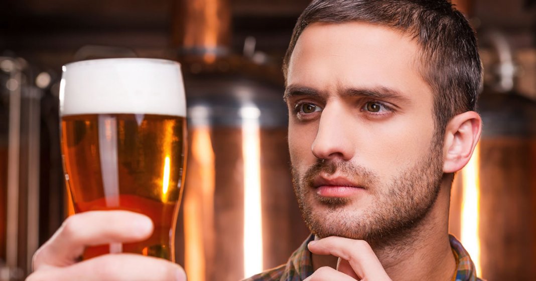 Cientistas afirmam que beber pode tornar os homens mais atraentes para as mulheres