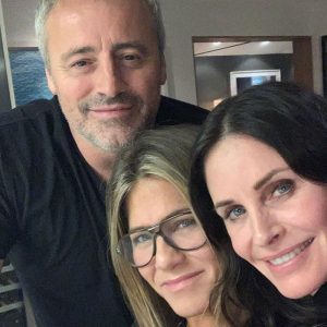 resilienciamag.com - Jennifer Aniston volta ao instagram para comemorar 25 anos de Friends e consegue 6 milhões de seguidores em um dia.