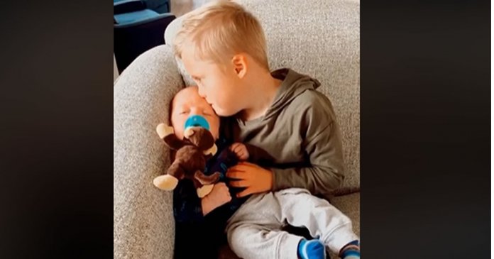 menino-com-sindrome-de-down-de-apenas-6-anos-comove-web-depois-de-conseguir-acalmar-um-bebe-que-chorava