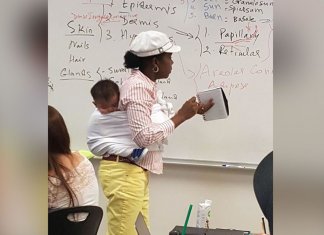 Professora da Geórgia cuida do bebê do aluna durante aula por 3 horas para que a mãe possa fazer  as anotações!