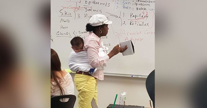 professora-segura-criança-para-aluna-poder-fazer-as-anotações