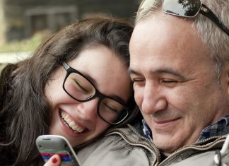 Psicologo afirma que mulheres escolhem (inconscientemente) parceiros parecidos com seus pais