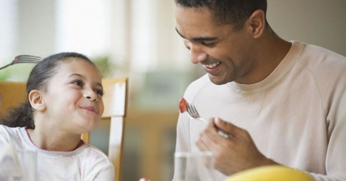 50-coisas-para-conversar-com-seus-filhos-no-jantar-getty-images