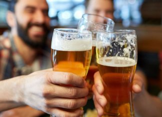 Beber um ou dois copos de álcool por dia pode aumentar as chances de ter um derrame, diz estudo