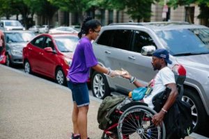 resilienciamag.com - Garota de 17 anos já conseguiu alimentar 12 mil pessoas