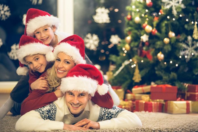 Weihachtsgeschenke-Familie